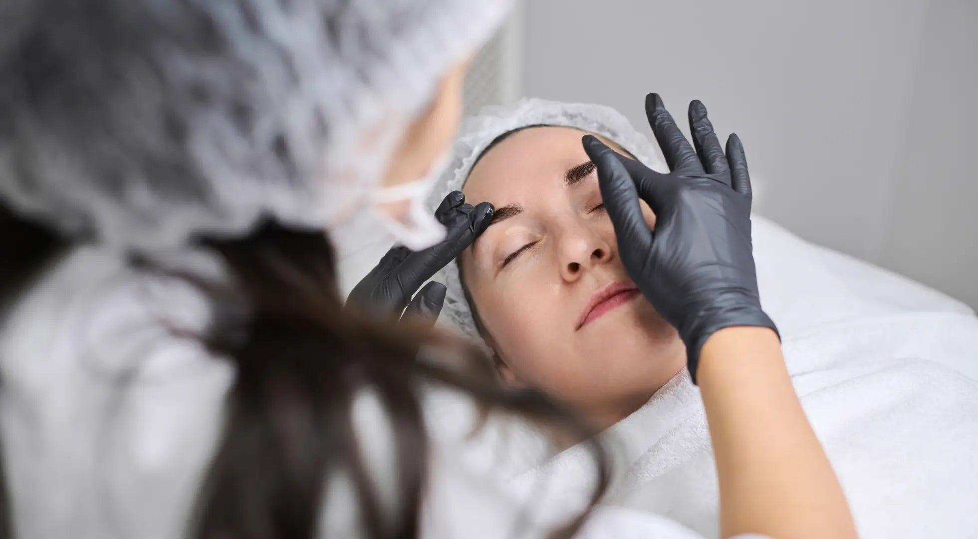 Îngrijirea post-procedurală corectă: de ce prosoapele de unică folosință sunt esențiale după tratamente dermatologice